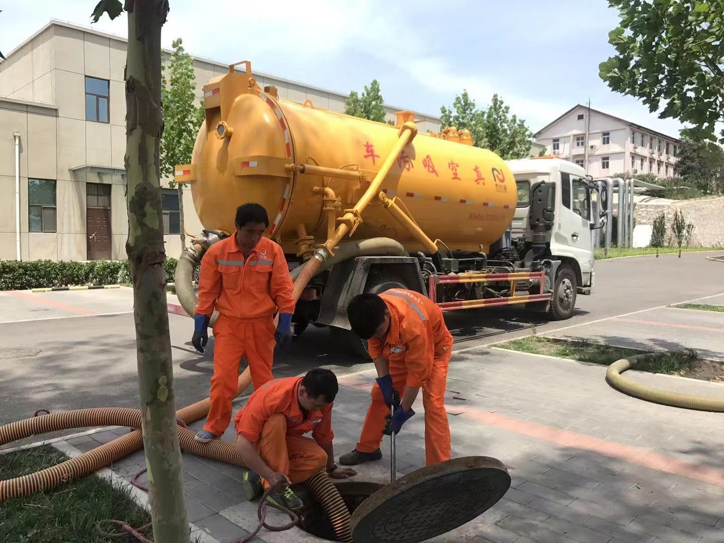 保亭管道疏通车停在窨井附近