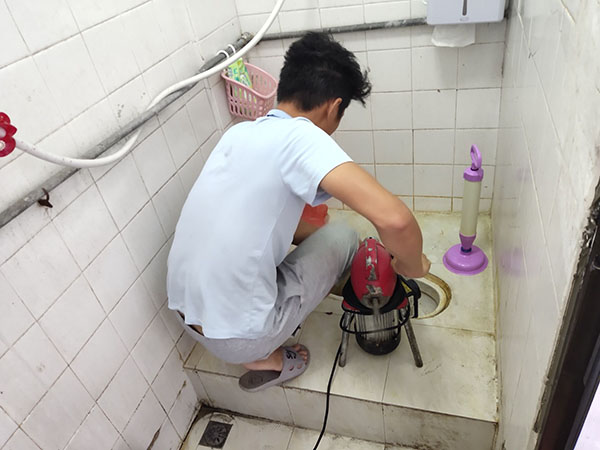 保亭管道堵塞冒臭气 专业师傅现场解决问题