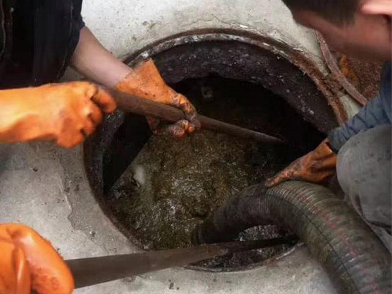 保亭清理化粪池时如何避免沼气的危害？